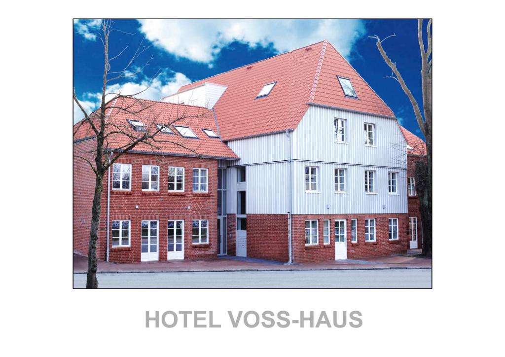 un edificio con techo rojo en Voss-Haus, en Eutin