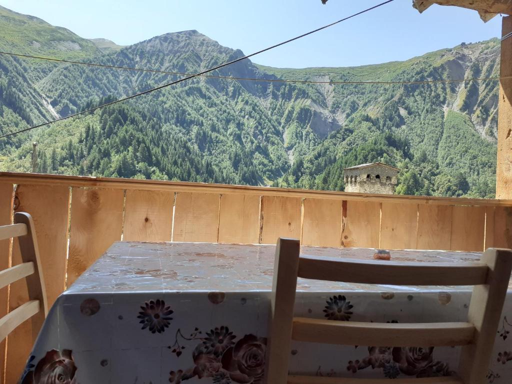 uma mesa e cadeiras com vista para as montanhas em Stone House marexi em Adishi