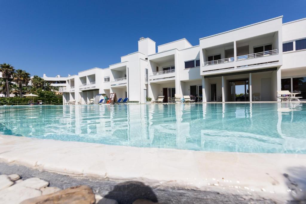 une piscine en face d'un bâtiment dans l'établissement SeaPark SPA Resort, à Giulianova
