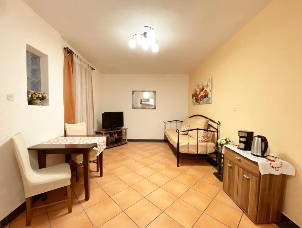 Posteľ alebo postele v izbe v ubytovaní Apt Lavender on Nincevica St-1 BR Apt 5 min to the Old Town of Split