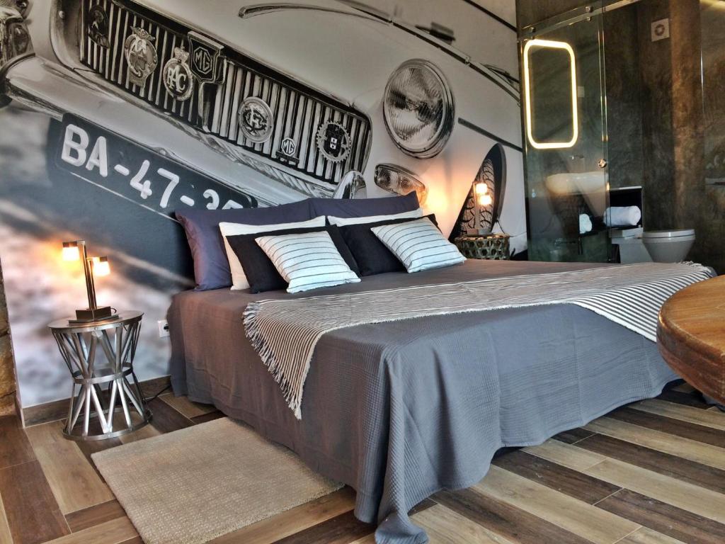 um quarto com uma cama e um relógio na parede em 1/4 na Serra em Rio Maior
