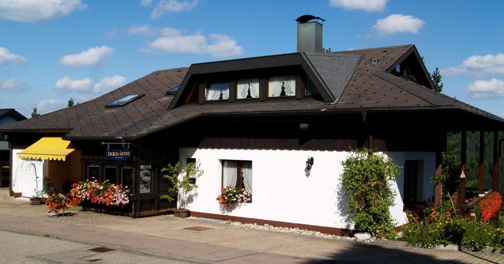 un edificio blanco con techo negro en Landhaus Lena en Schönwald