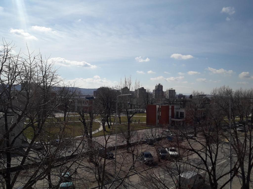 Nespecifikovaný výhled na destinaci Niš nebo výhled na město při pohledu z penzionu