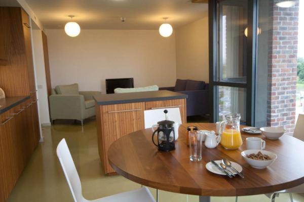 eine Küche mit einem Holztisch und eine Küche mit einem Esszimmer in der Unterkunft The Quigley Residence in Limerick