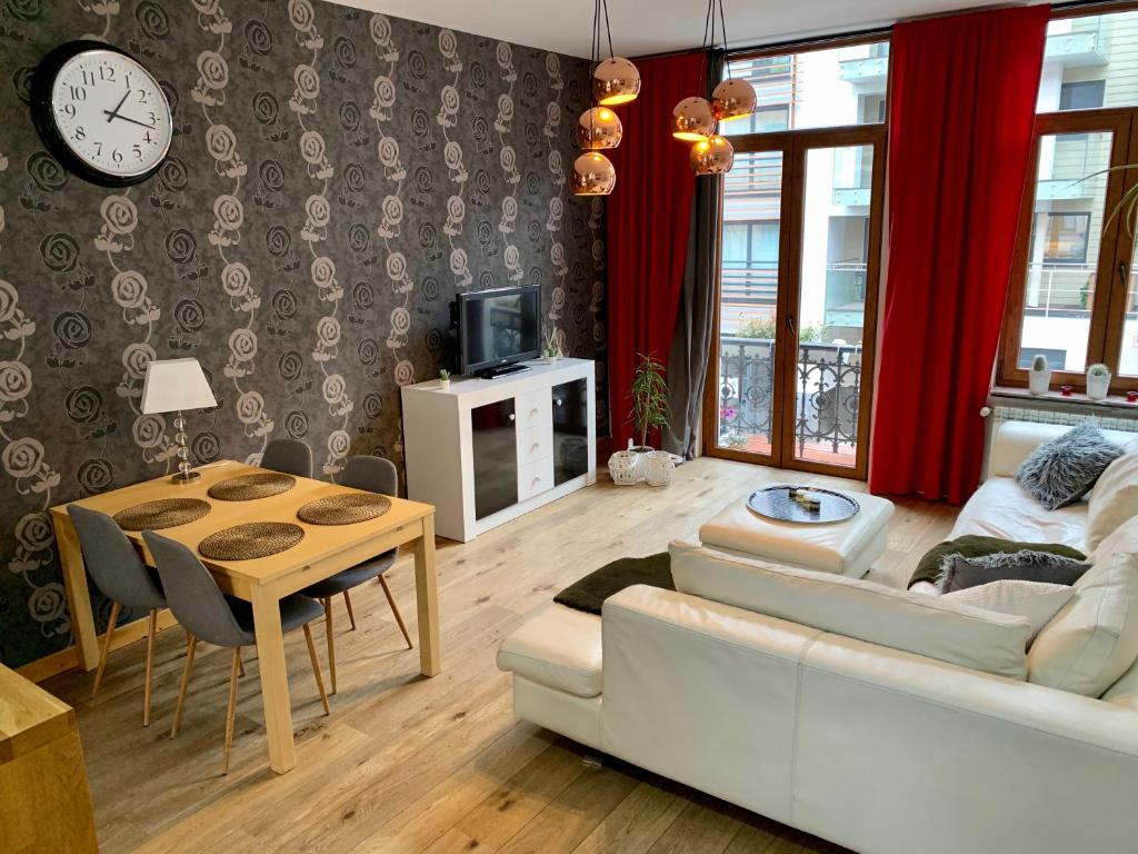 un soggiorno con divano e tavolo di Grand Appartement Jourdan EU a Bruxelles