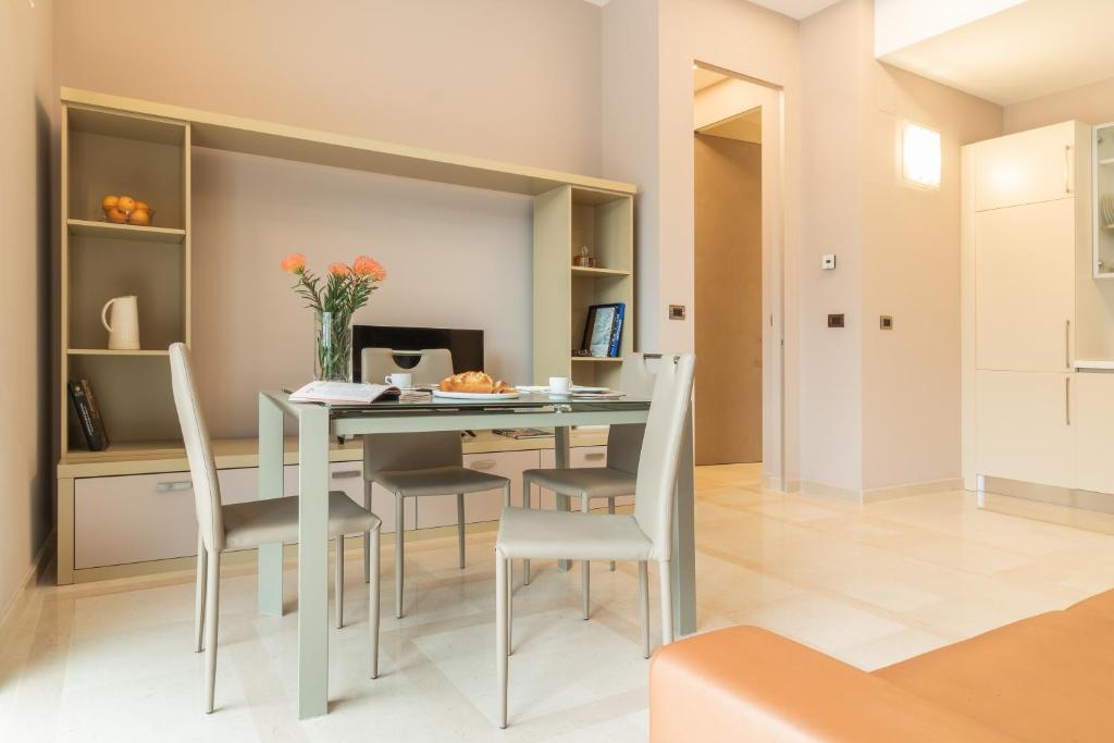 a dining room with a table and chairs at Luxury Maison - Appartamento di lusso a 50m dalla spiaggia in Grottammare
