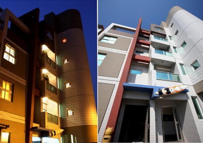 duas fotos de um prédio com uma prancha de surfe ao lado em Penghu Jack Family B & B em Magong