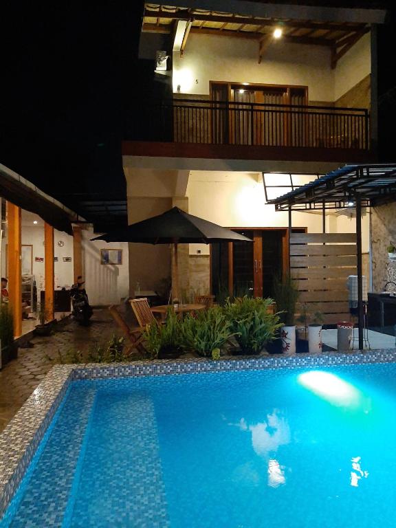 Bazén v ubytování Indah Nusantara nebo v jeho okolí