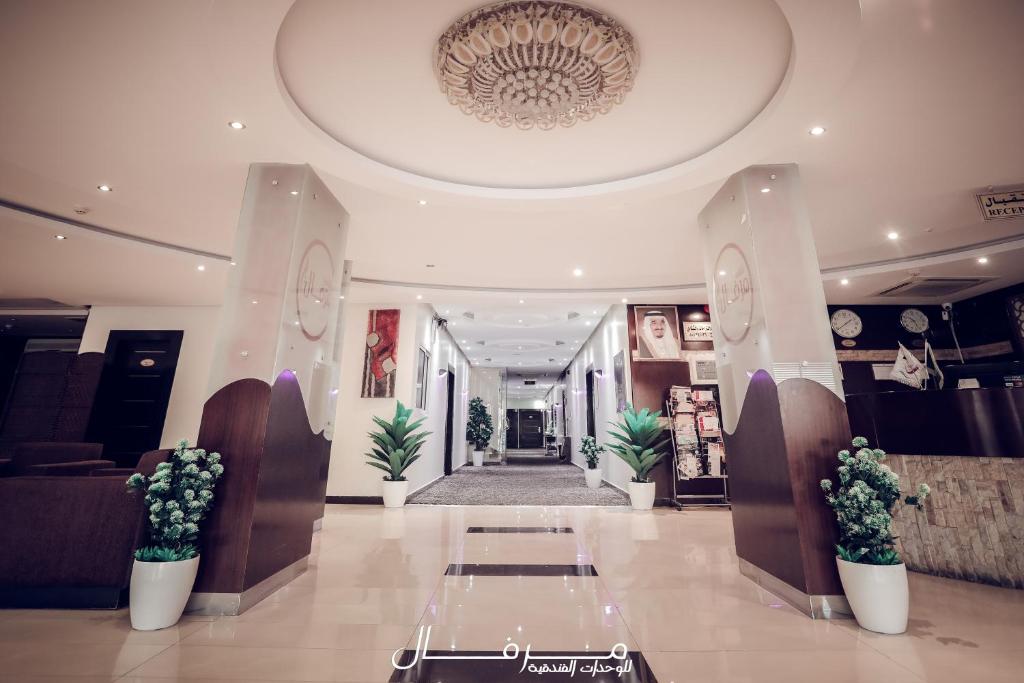 un vestíbulo con macetas en un edificio en Merfal Hotel Apartments Al Taawan مرفال التعاون, en Riad