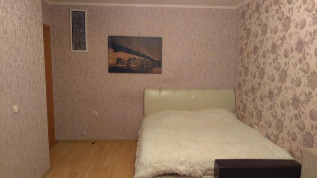 una piccola camera con un letto bianco di SavTim Apartaments a Mogilev