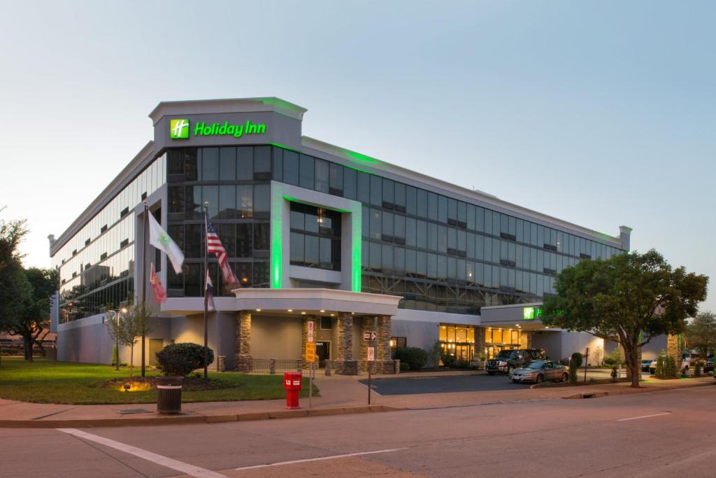 un bâtiment avec un panneau vert en haut dans l'établissement Holiday Inn St Louis Downtown/Convention Center, an IHG Hotel, à Saint-Louis