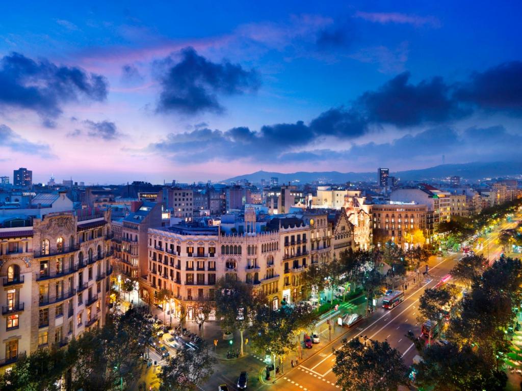 vista de uma cidade à noite com edifícios em Tendency Apartments 5 em Barcelona