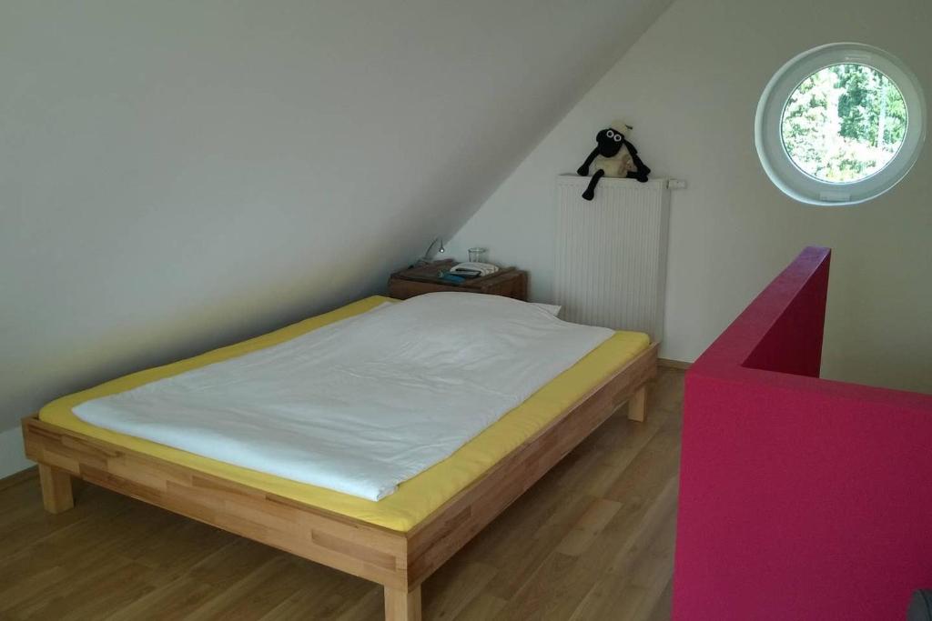 um pequeno quarto com uma cama e uma janela em Ferienwohnung Ostercappeln em Ostercappeln