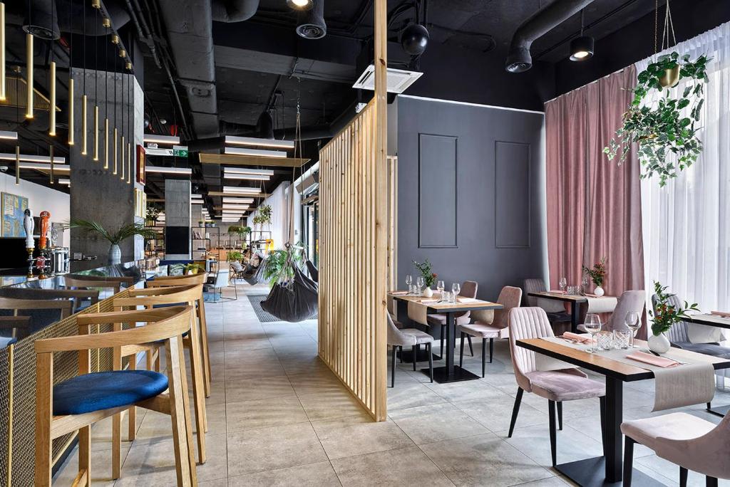 Reštaurácia alebo iné gastronomické zariadenie v ubytovaní Hotel Arche Geologiczna