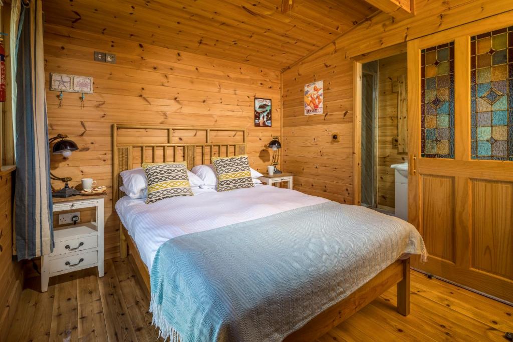 Postel nebo postele na pokoji v ubytování Tolcarne Beach Colonial Restaurant and Rooms