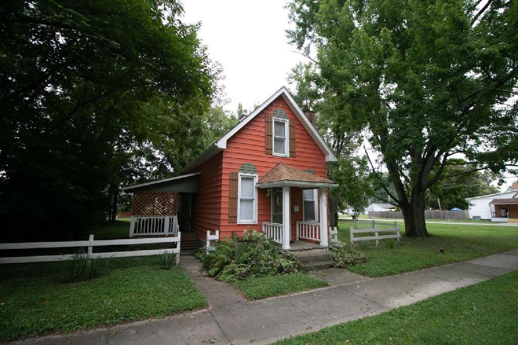 Downtown 2 Bedroom Cottage, Sleeps 6, Walking Distance to Honeywell, Downtown Restaurants, Shopping - Housity