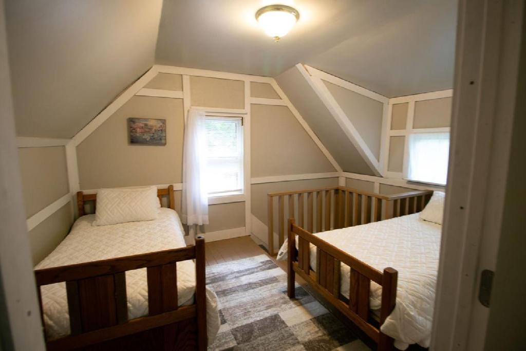 Gallery image of Downtown 2 Bedroom Cottage, Sleeps 6, Walking Distance to Honeywell, Downtown Restaurants, Shopping in Wabash