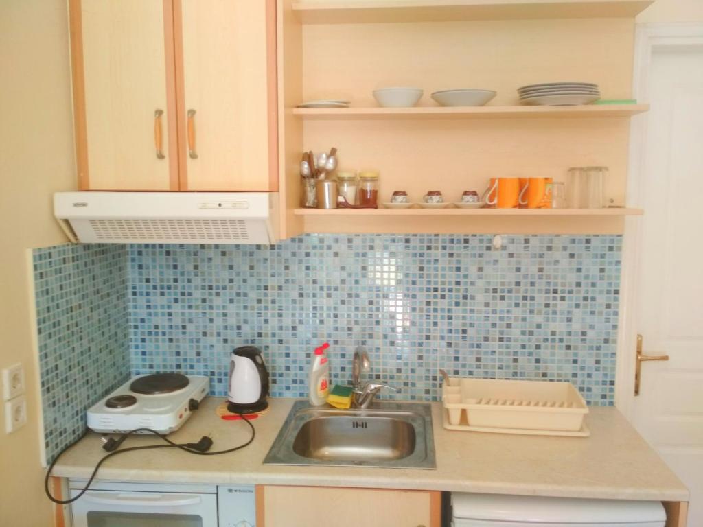 Kuchyňa alebo kuchynka v ubytovaní Rent Rooms Alexiou