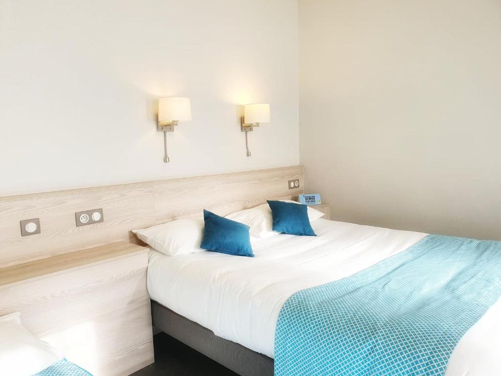 Logis Hôtel De Bretonnière - Beaune centre - Triple Room (2 Adults + 1 Child)