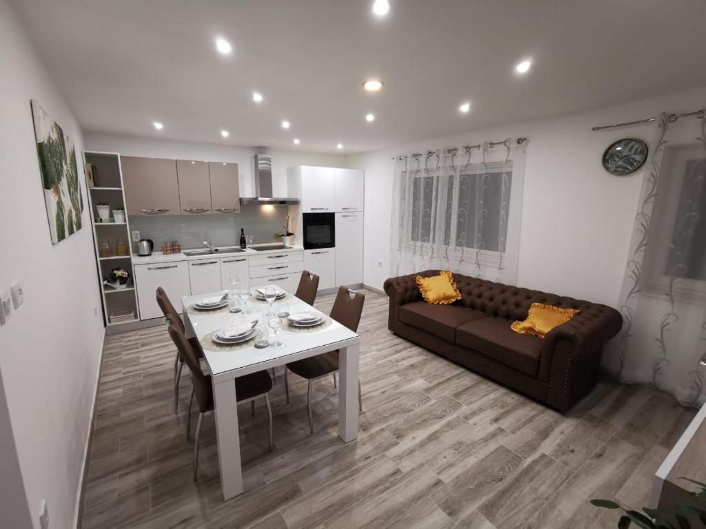 Kuchyňa alebo kuchynka v ubytovaní Apartmani Pina 1