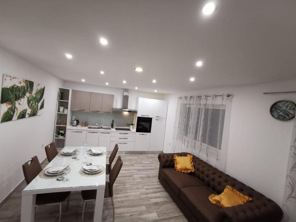 Kuchyňa alebo kuchynka v ubytovaní Apartmani Pina 1