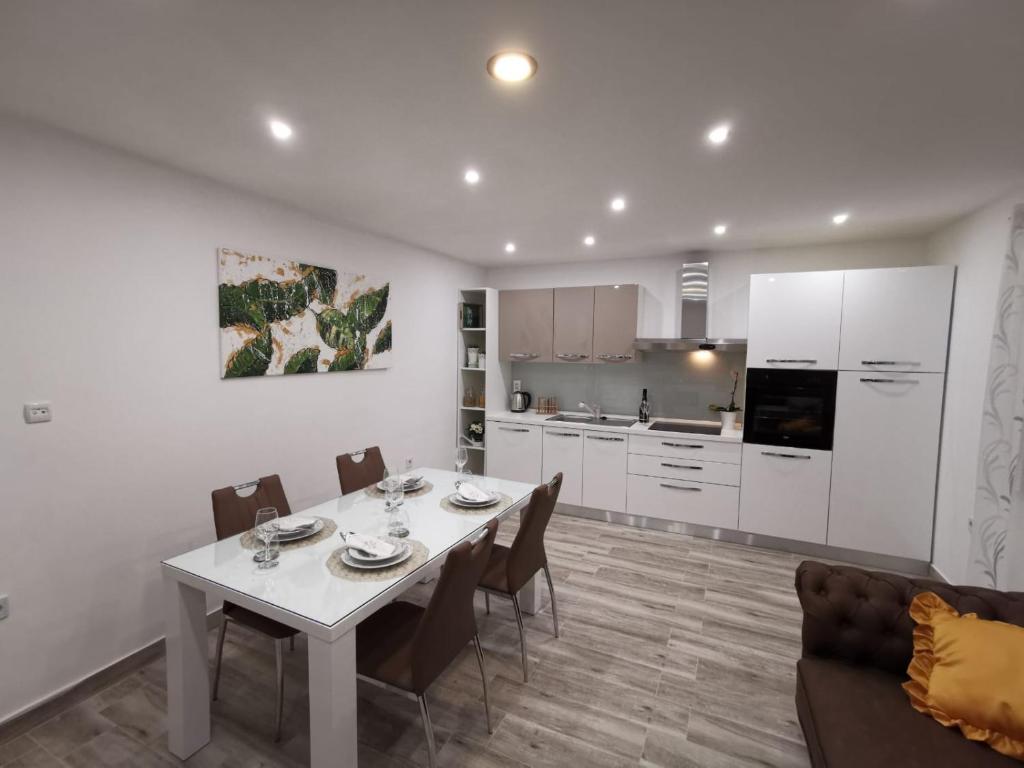 Kuchyňa alebo kuchynka v ubytovaní Apartmani Pina 1