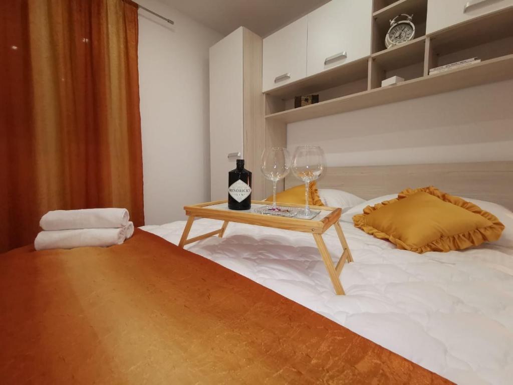Posteľ alebo postele v izbe v ubytovaní Apartmani Pina 1