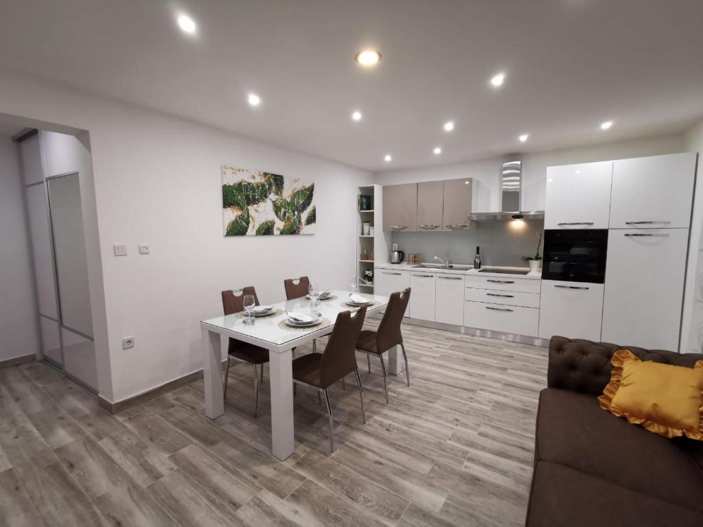 Kuchyňa alebo kuchynka v ubytovaní Apartmani Pina 1