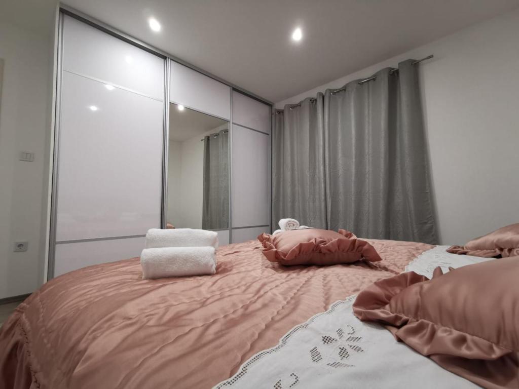 Posteľ alebo postele v izbe v ubytovaní Apartmani Pina 1