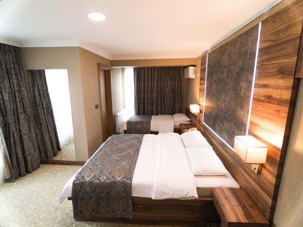 Habitación de hotel con 1 cama y 2 camas en Marbes HOTEL, en Kırklareli