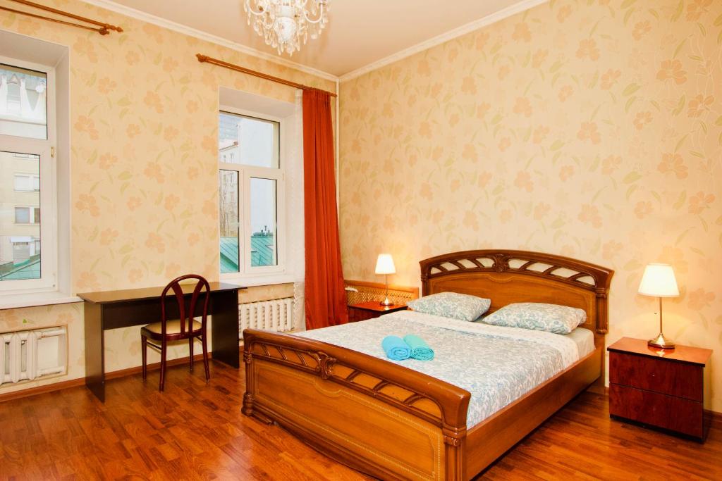 モスクワにあるKvartiraSvobodna - Apartaments OLD ARBATのベッドルーム1室(ベッド1台、椅子、窓付)