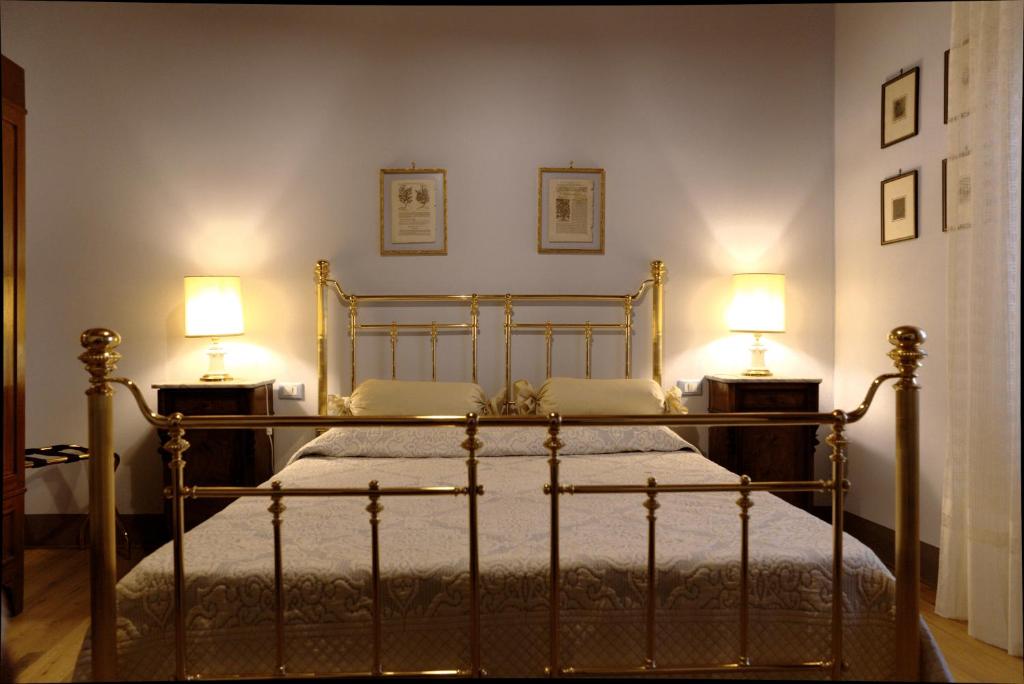 A bed or beds in a room at I Tre Poderi 1872