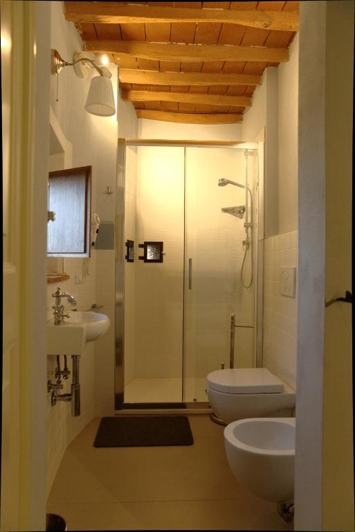 A bathroom at I Tre Poderi 1872