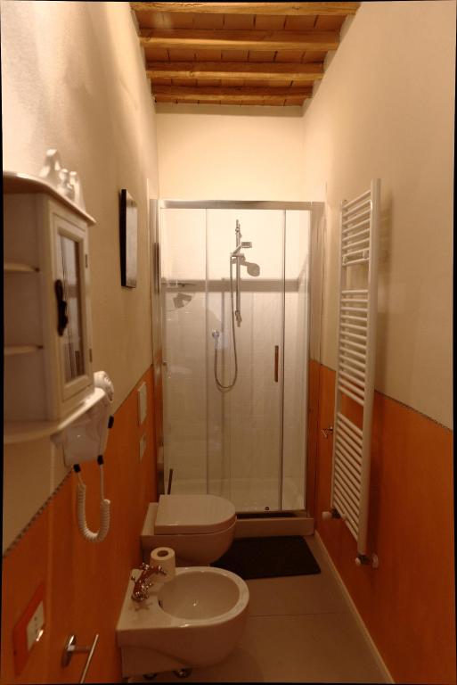 A bathroom at I Tre Poderi 1872