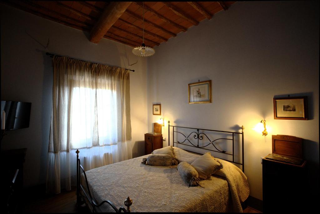 A bed or beds in a room at I Tre Poderi 1872