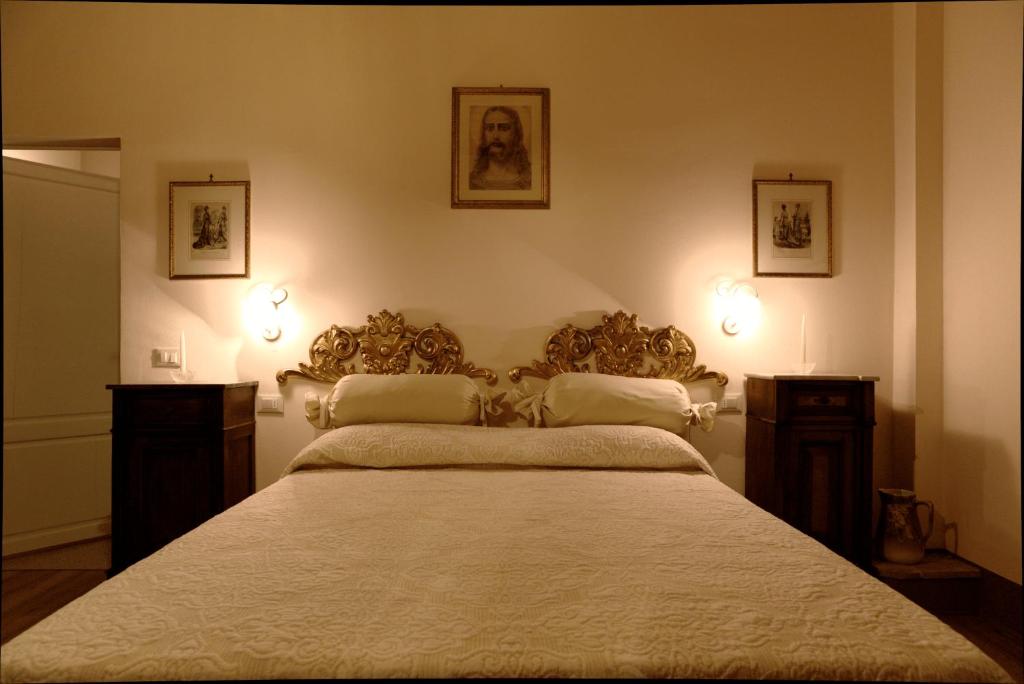 A bed or beds in a room at I Tre Poderi 1872