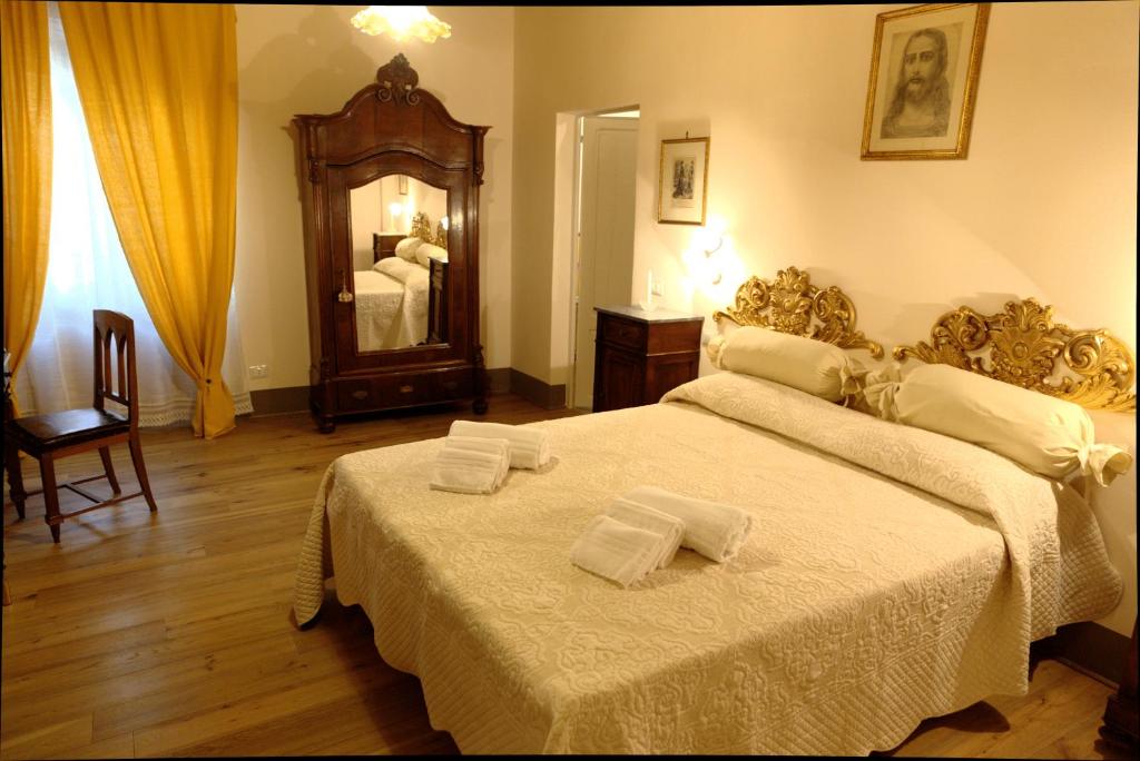 A bed or beds in a room at I Tre Poderi 1872