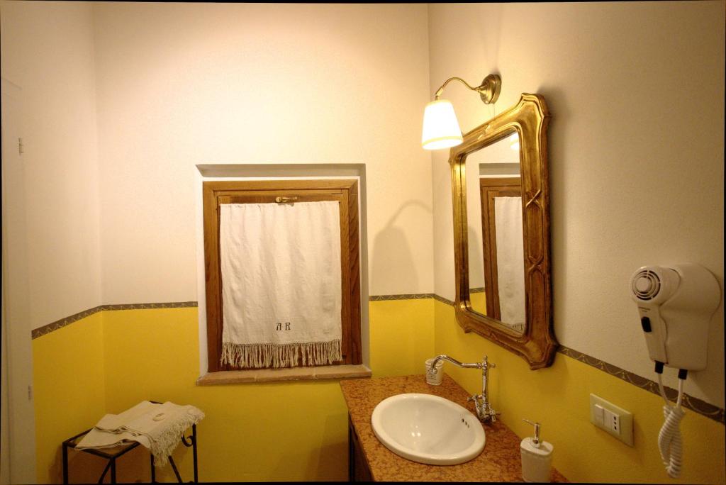 A bathroom at I Tre Poderi 1872