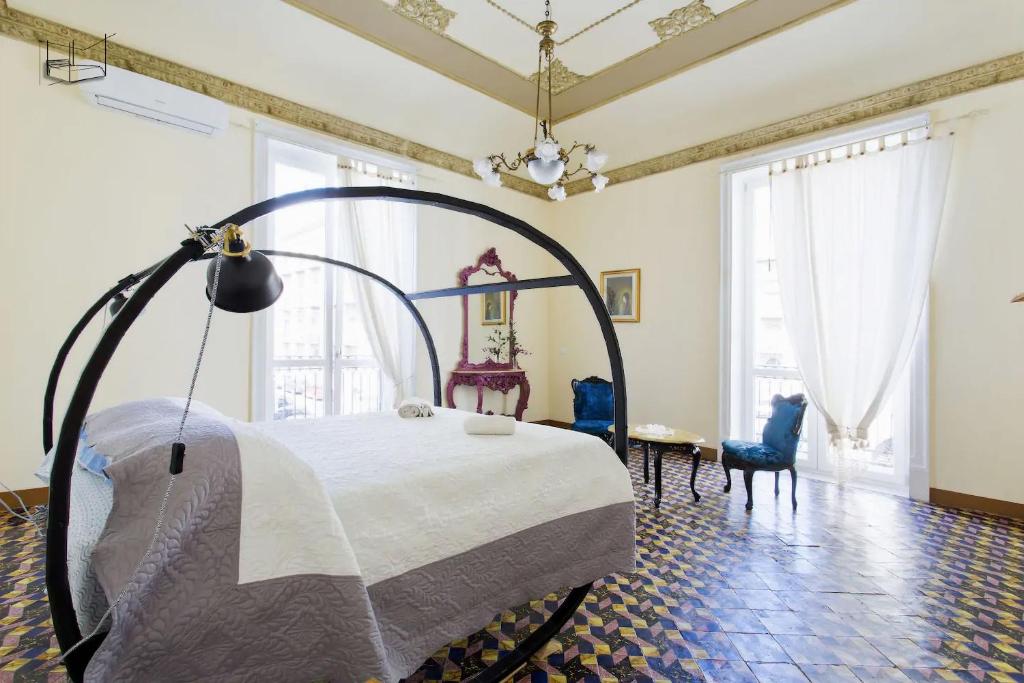ein Schlafzimmer mit einem großen Bett in einem Zimmer in der Unterkunft Artisan Maison in Palermo