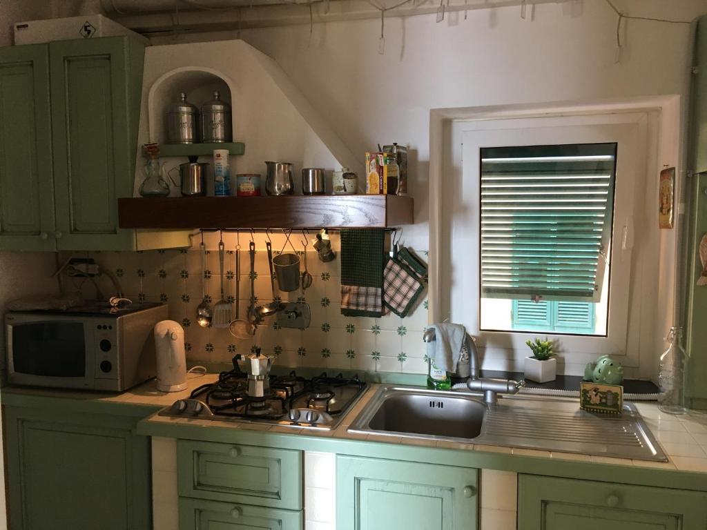 Virtuvė arba virtuvėlė apgyvendinimo įstaigoje Romantic Sea View Flat in Genova