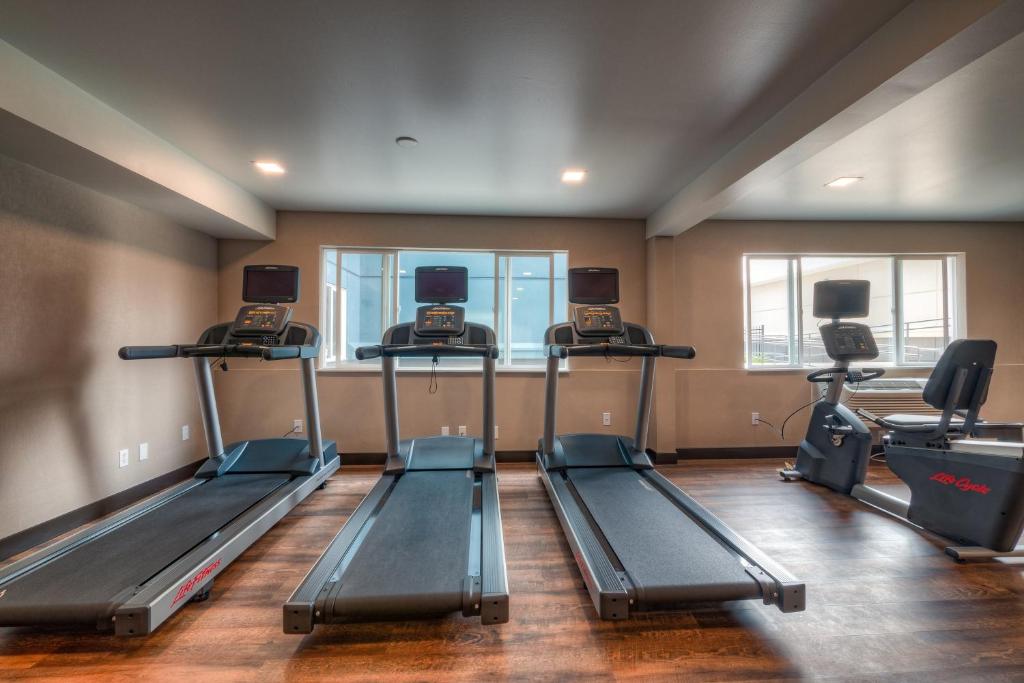 Fitness centrum a/nebo fitness zařízení v ubytování Holiday Inn Tacoma Mall by IHG