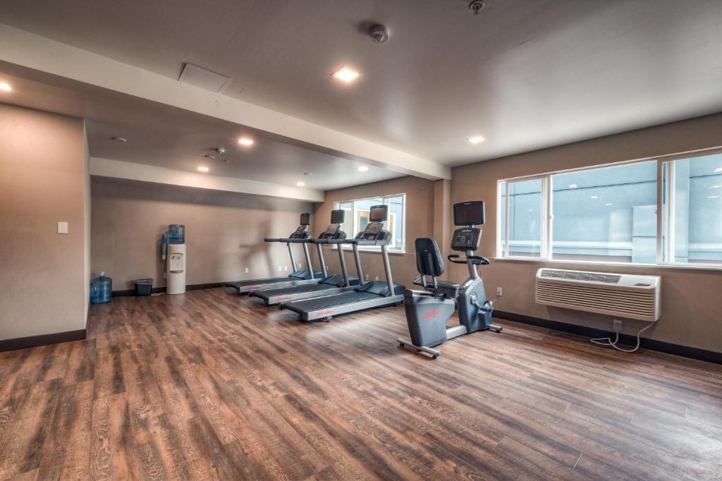 Fitness centrum a/nebo fitness zařízení v ubytování Holiday Inn Tacoma Mall by IHG