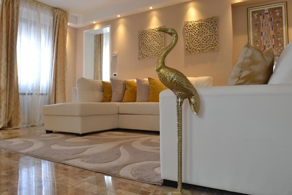una estatua de un pájaro de pie en una pared en una sala de estar en SAN MARCO3 Apartment, en Venecia