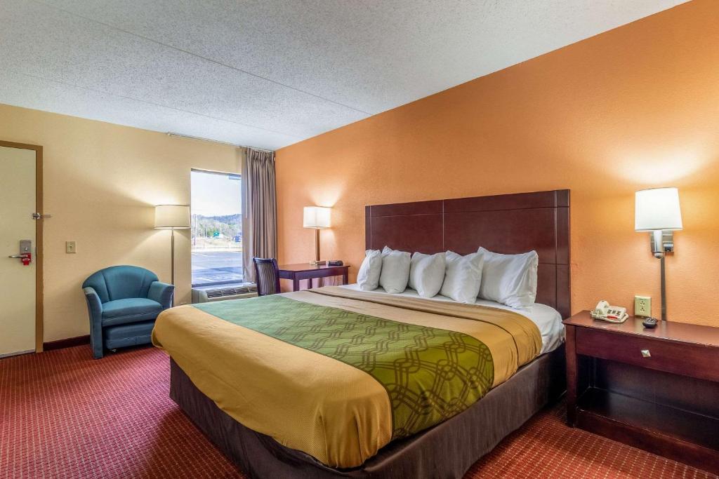 Postel nebo postele na pokoji v ubytování Econo Lodge