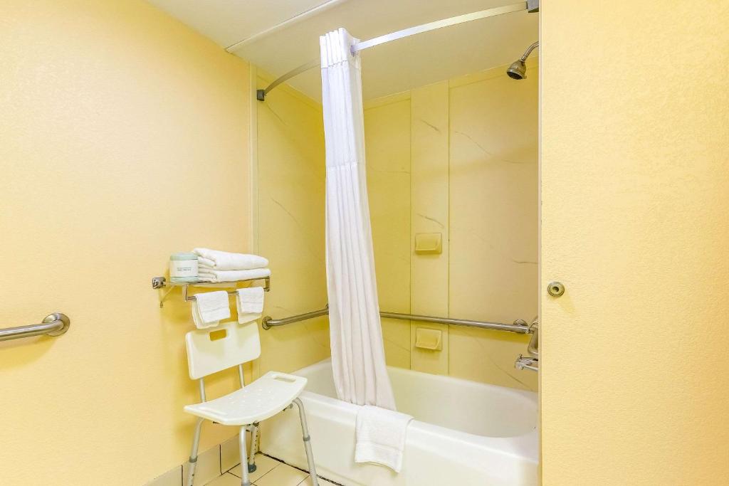 Koupelna v ubytování Econo Lodge
