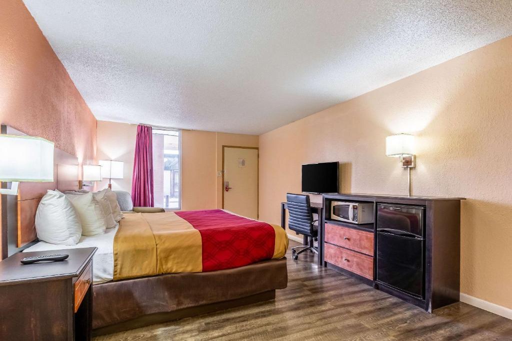 Postel nebo postele na pokoji v ubytování Econo Lodge