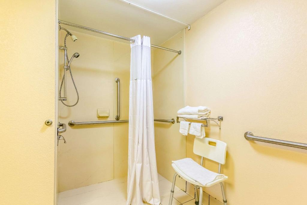 Koupelna v ubytování Econo Lodge
