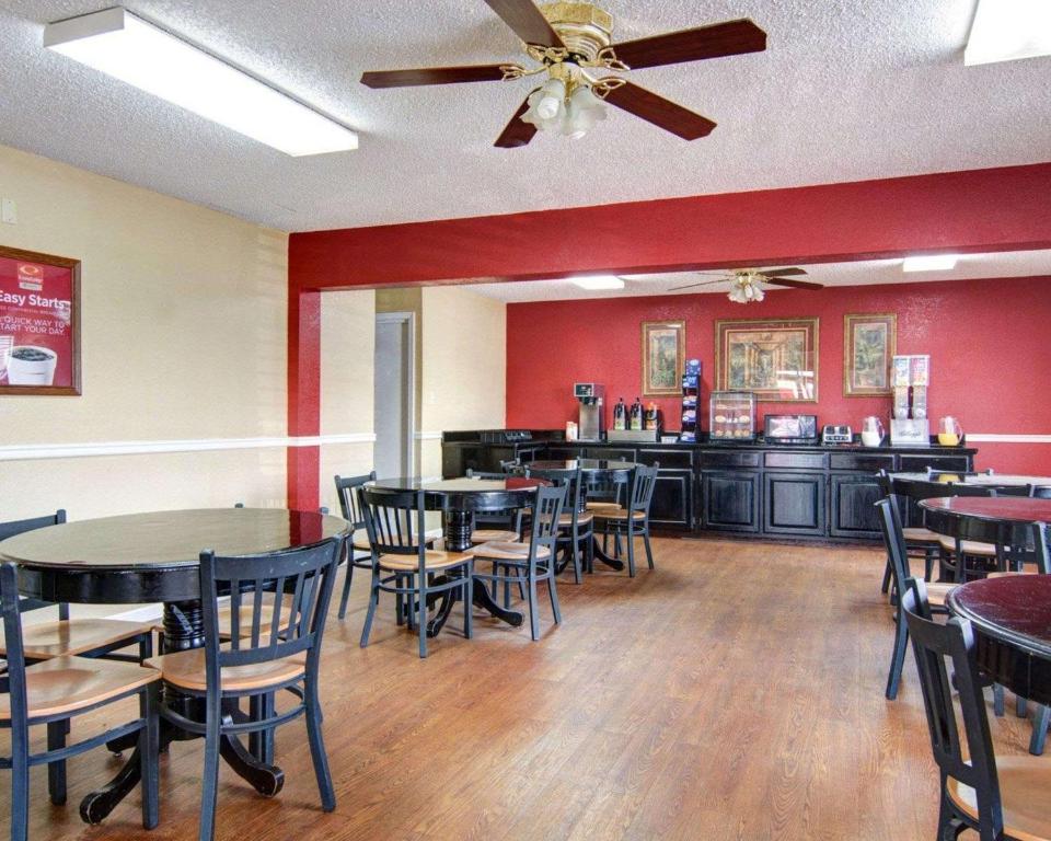 Restaurace v ubytování Econo Lodge Pine Bluff