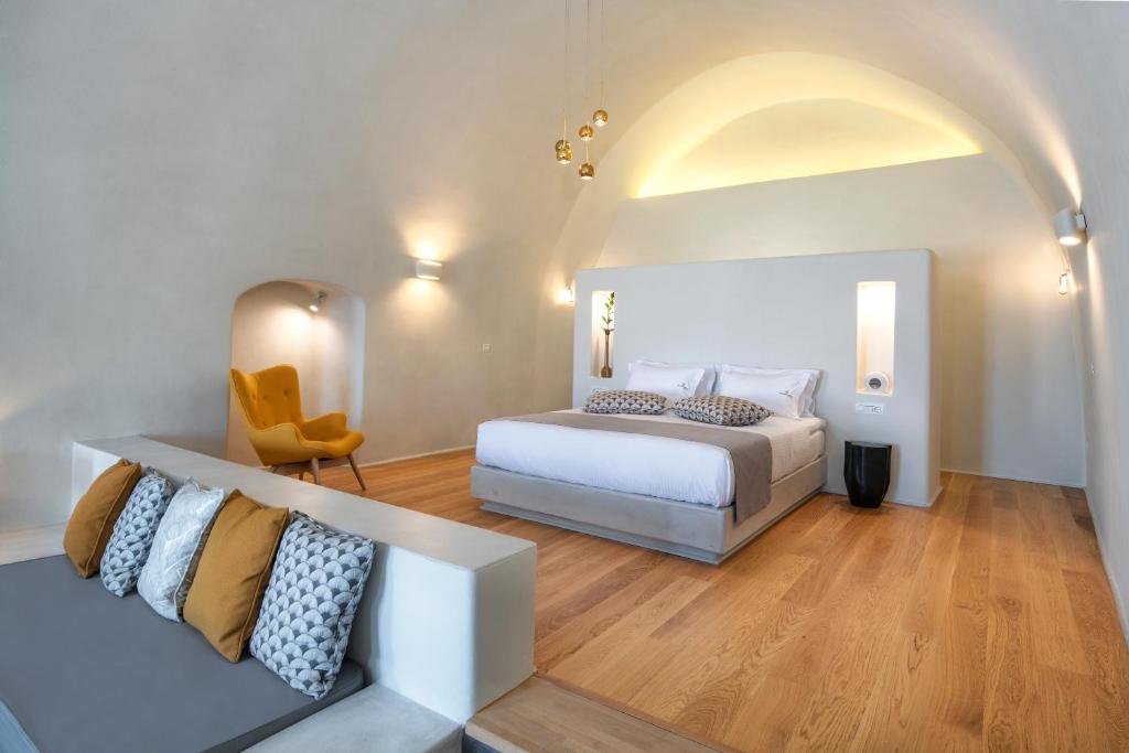 Postel nebo postele na pokoji v ubytování Halcyon Days Suites