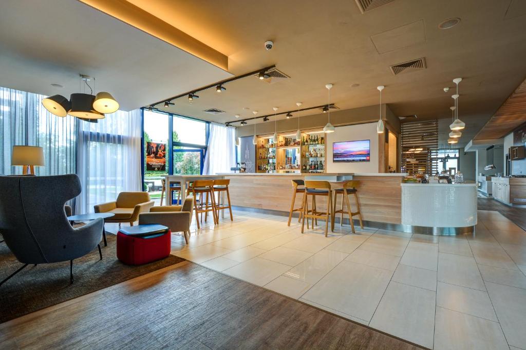 Posezení v ubytování Holiday Inn Prague Airport by IHG